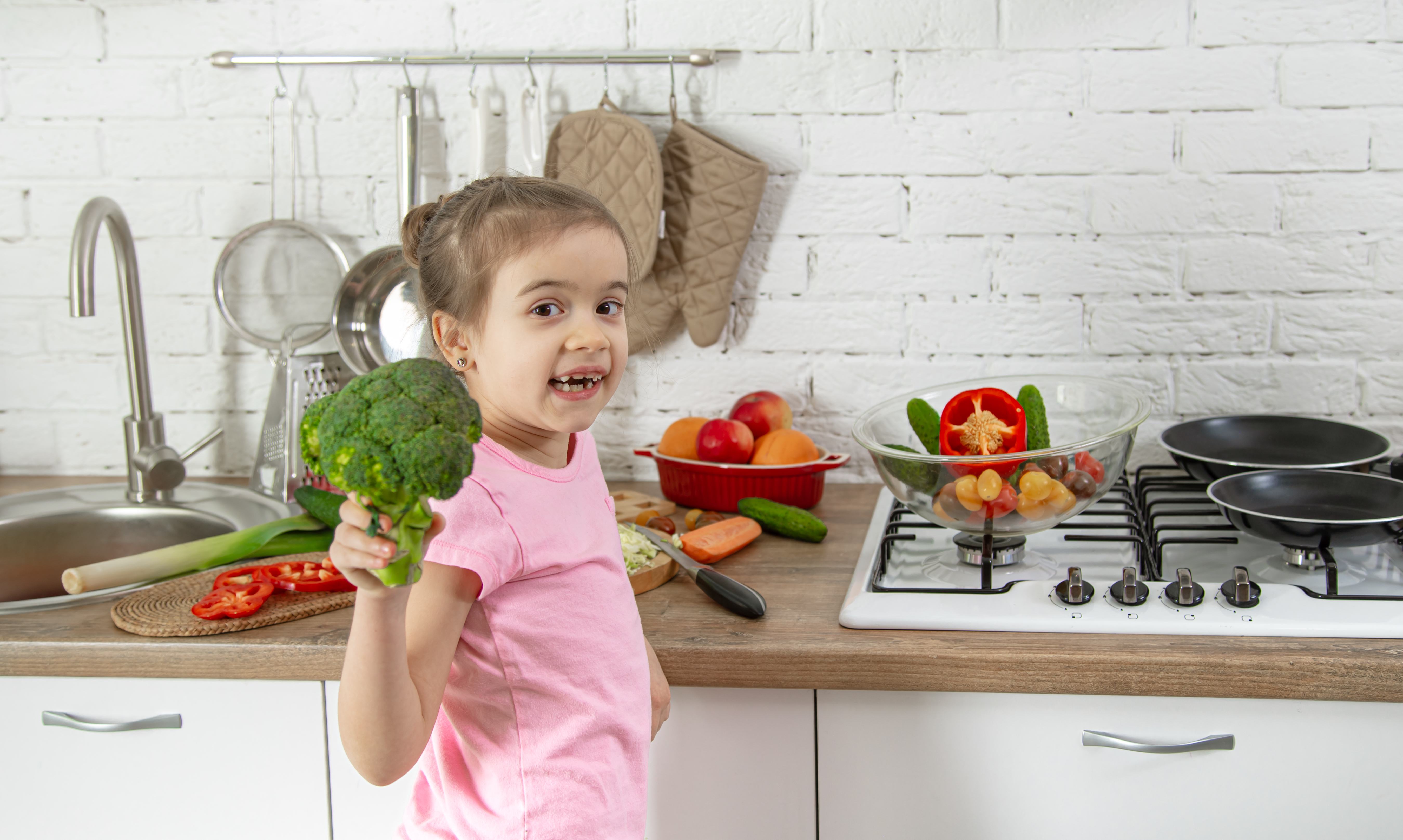 Copiii pot fi foarte afectati de canicula. 9 alimente care alunga efectele neplacute
